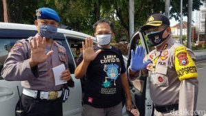 Para Pemudik di Banyuwangi yang Diputar Balik Diberi Kaos dan Stiker