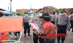 Peduli Warga Terdampak Covid-19, Kapolresta Banyuwangi Bagikan Ratusan Paket Sembako