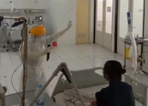 Viral Blambangan Hospital Officer Entertains PDP Patients with Karaoke Indian Songs