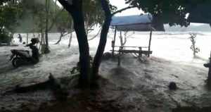 Gelombang Tinggi Akibatkan Banjir Rob di Pantai Rajekwesi