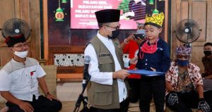 Kala Bupati Azwar Anas Ketemu Penyanyi Cilik Viral Akbar “Corona” Putra Laros