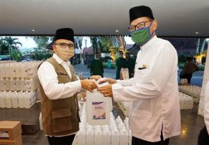 New Normal Pelayanan Publik, Banyuwangi Bagi Hand Sanitizer-Disinfektan ke Kantor Desa