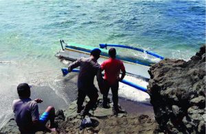 Perahu Nelayan Terbalik Dihantam Ombak