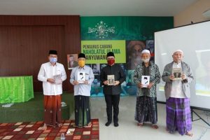 Sambut ”Bulan Sukarno”, Bupati Anas Bagi Paket Buku Bung Karno ke NU-Pesantren