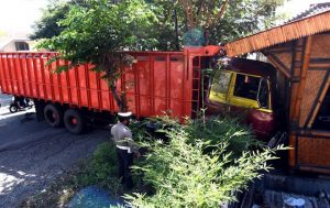 Truk tanpa Sopir Nyelonong Tabrak Hotel