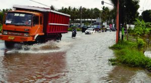 Heavy rain, The road in front of the El Royale Hotel is flooded