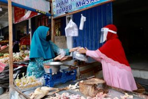 PKK Banyuwangi Keliling Bagikan Starter Pack Cegah Covid-19 ke Pedagang Pasar hingga Warung