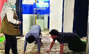 Tidak Pakai Masker Dihukum Push Up