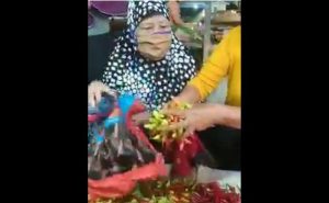 ​Emak-emak Viral Kepergok Curi Cabai di Pasar Sumberayu