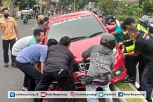 Pengemudi Ngantuk, Brio Nangkring di Double Way