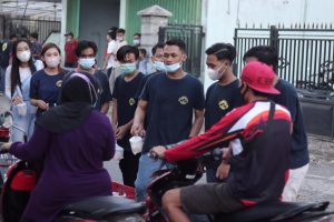 Before Iftar, The Sambimulyo Youth Group Distributes Takjil Gotong Royong to Build Villages