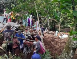 The Moments Landslide in Banyuwangi Killed One Citizen