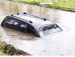 Daihatsu Xenia Tenggelam di Sungai Kaliagung