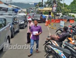 Christmas, Four-wheelers are starting to fill up Ketapang Harbor