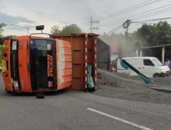 Overturned Truck in Banyuwangi, Material Semen 30 tons of Spill