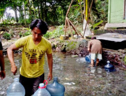 Seeing the Sacred Springs of Penawar in Kalipuro, Believed to be Effective in Healing Diseases