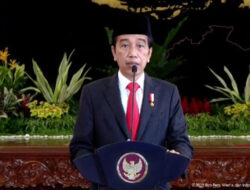 Presiden Jokowi Salurkan BLT “Minyak Goreng” Rp 300 Ribu untuk BPNT, PKH dan PKL Penjual Gorengan