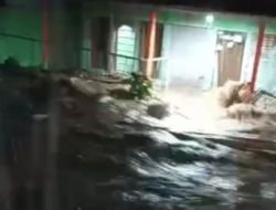 Banjir Bandang Landa Kalibaru Puluhan Rumah Terendam