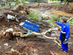 Tragedi 80 Makam Tersapu Banjir di Banyuwangi, Tangis Ahli Waris Pecah