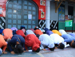 Momen Bahagia 24 Napi Lapas Banyuwangi Dapat Asimilasi Rumah, Sujud Syukur Bisa Kumpul Keluarga