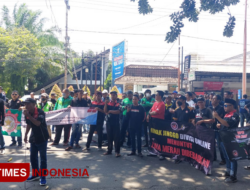 Online motorcycle taxi demo in Banyuwangi, chaos