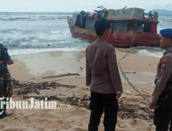 No Man's Ship Found Stranded at Parang Ireng Beach, Banyuwangi, Machine Still Intact