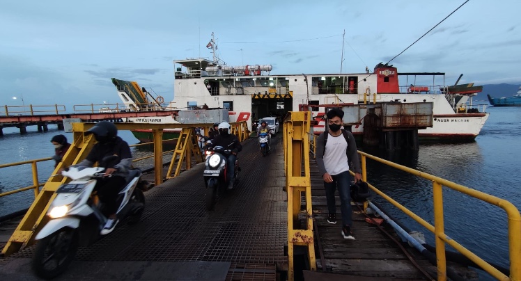 Pelabuhan ASDP Ketapang Banyuwangi Dipadati Arus Kendaraan Jelang Lebaran