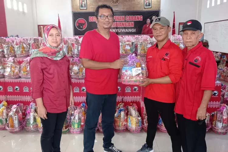 PDI Perjuangan Banyuwangi Bagikan Ribuan Parcel Idul Fitri 2023