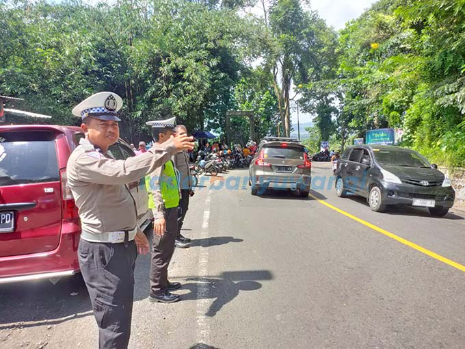 Gumitir Dijaga Personil Polisi