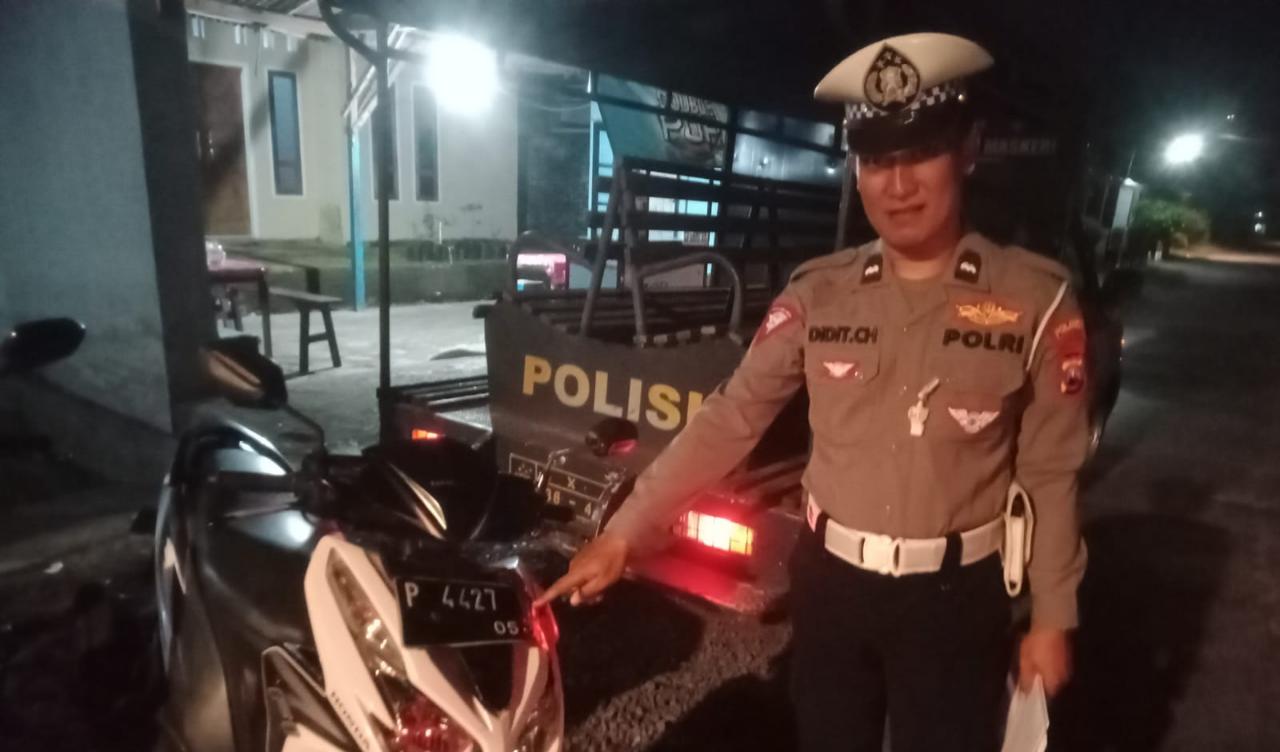 Kecelakaan Antar Pengendara Roda Dua di Yosomulyo Gambiran Akibatkan Satu Pengendara Tak Sadarkan Diri