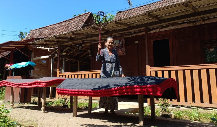 Mengenal 'Mepe Kasur' di Banyuwangi, Unique Traditions of the Osing Tribe Ahead of Eid al-Adha 