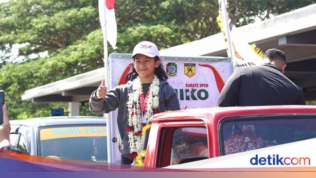 dhea-the-world-karate-champion-was-greeted-with great fanfare-when-arrived-in-banyuwangi