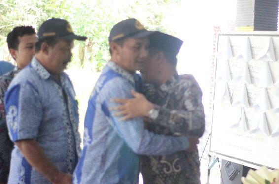 Tears Flowed at the Farewell Event for the Retired Head of Sarimulyo Village, Banyuwangi