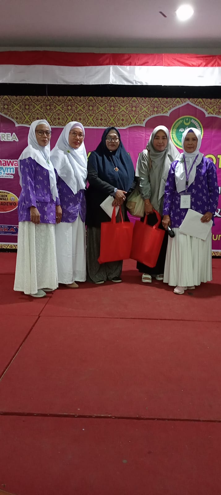 yuni-ambarwati-lare-osing,-caleg-dprd-kabupaten-tabanan-dapil-1-memberi-support-pada-hari-ibu