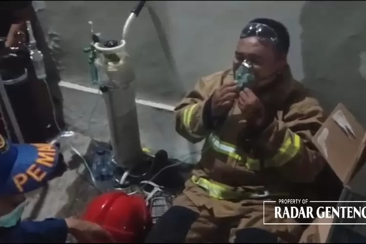 petugas-damkar-nyaris-tumbang-saat-membantu-padamkan-api-di-tengah-kepulan-asap