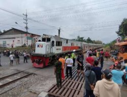 Tronton Truck Accident in Banyuwangi, Train stuck at the station