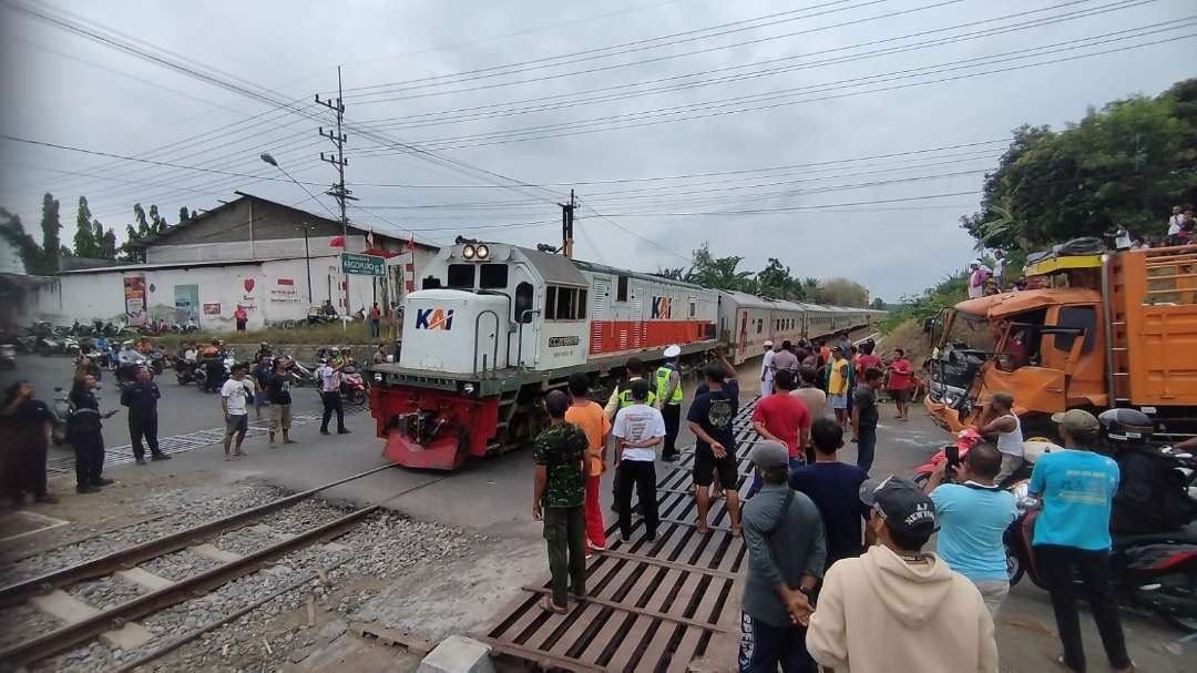 tronton-truck-accident-in-banyuwangi,-ka-stuck-at-the-station