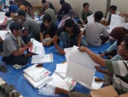 Banyuwangi KPU Begins Sorting and Folding Election Ballots 2024