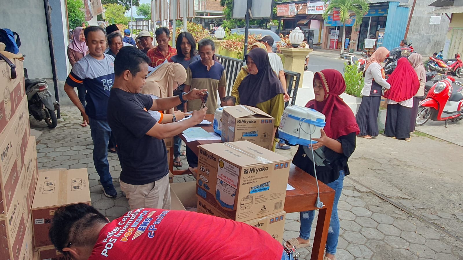 central-government-distributes-ten-thousand-social-assistance-electric-cooking-equipment-in-banyuwangi