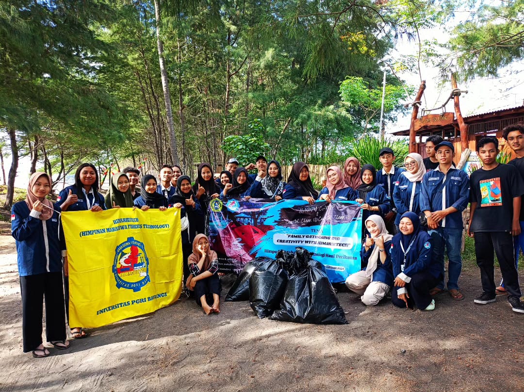 aksi-coastal-cleanup-di-pantai-ria-bomo-melalui-pengabdian-prodi-teknologi-hasil-perikanan-uniba