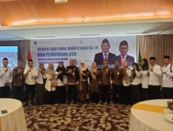 Launching Antologi Puisi Lentera Sastra Kepala Kanwil Kemenag Jatim Dapat Beberapa Buket Buku