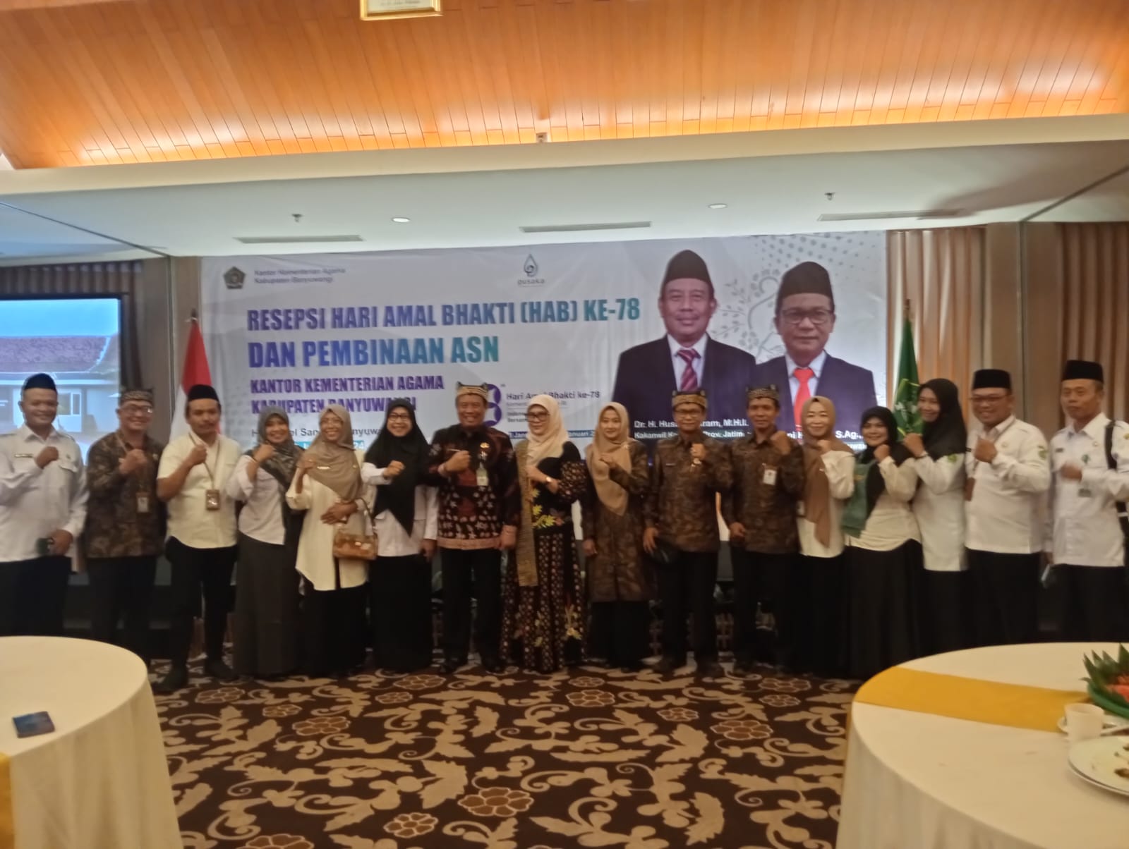 launching-antologi-puisi-lentera-sastra-kepala-kanwil-kemenag-jatim-dapat-beberapa-buket-buku