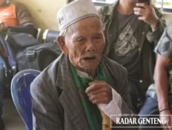 Grandfather from Sampang, Madura, suspected of having dementia who was looking for his brother who lives in Tegalsari District
