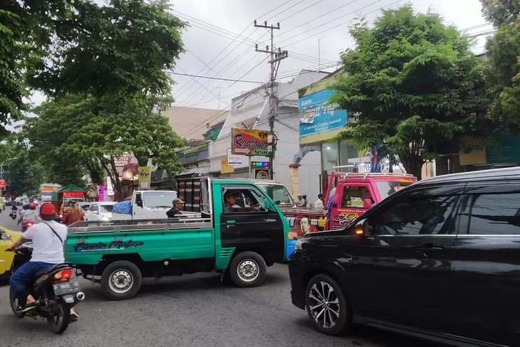 Semrawut dan Langganan Macet, Penanganan Lalu Lintas di Jalan Gajah Mada Genteng Banyuwangi Nyaris Tak Ada Solusi