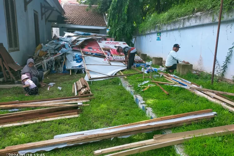 Warga Minati Sampah APK Pemilu 2024 yang Menumpuk di Kantor Camat Rogojampi