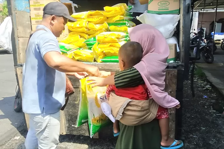 Operasi Pasar Murah di Pasar Sempu Banyuwangi Diserbu Kalangan Ibu Rumah Tangga