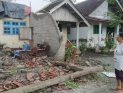 Bangunan Milik Warga Desa Karangmulyo Banyuwangi Mendadak Ambruk, Gentingnya Nyempal ke Rumah Tetangga, Efeknya Jadi Begini