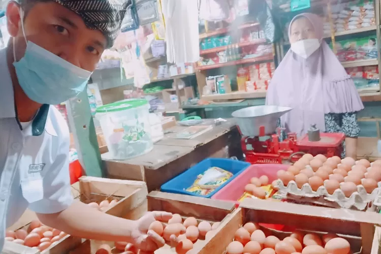 harga-pakan-stabil,-telur-ayam-di-pasar-genteng-banyuwangi-ajeg-di-level-rp-28-ribu-per-kg