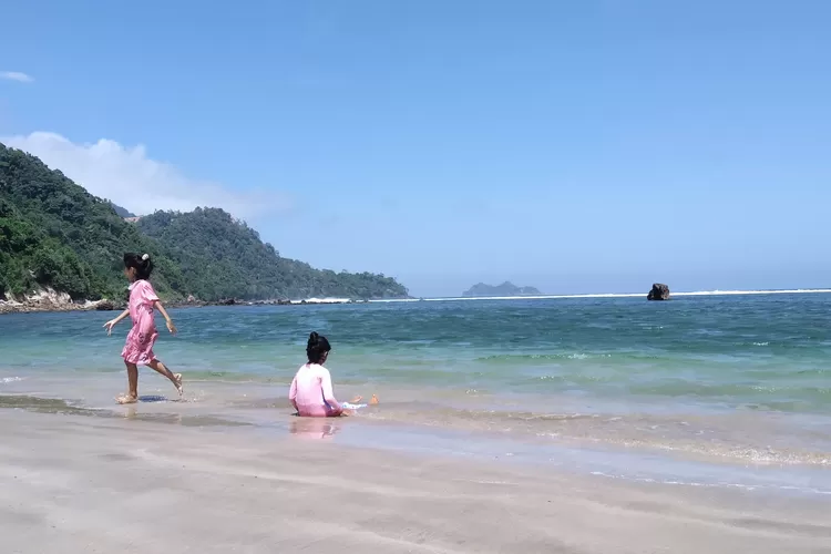 Suara Ledakan Kejutkan Pengunjung Pantai Pulau Merah Banyuwangi: Sumbernya Ternyata dari Area Pertambangan Tumpang Pitu