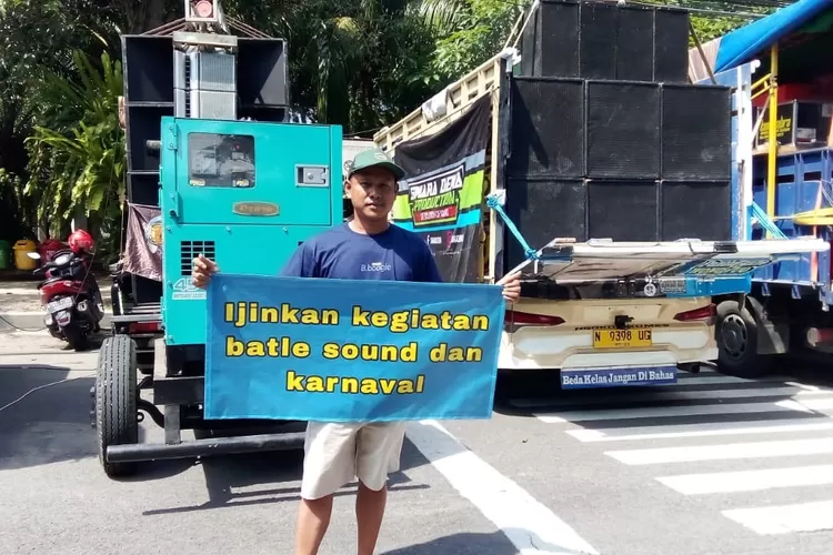 alliance-paguyuban-sound-demo-in-front-of-banyuwangi-regency-government-office,-request-the-battle-sound-and-carnival-activities-to-be-held again